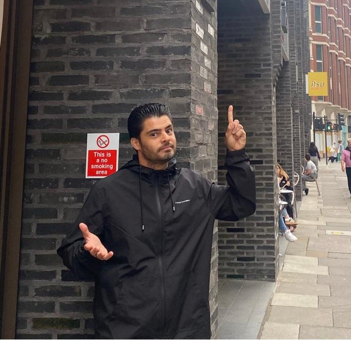 Foto do proprietário, usando uma corta-vento em uma rua de Londres